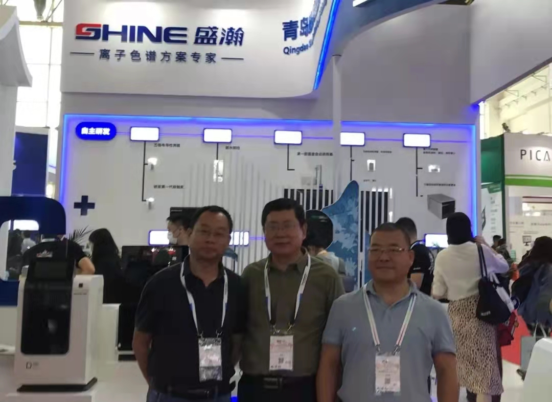 中國儀器儀表行業(yè)協(xié)會分析儀器分會秘書長曾偉先生(中)蒞臨展位參觀指導(dǎo) 中國儀器儀表行業(yè)協(xié)會分析儀器分會秘書長曾偉先生(中)蒞臨展位參觀指導(dǎo)