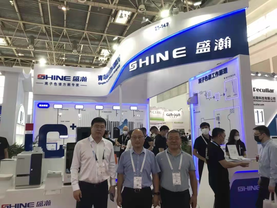 青島市科學(xué)技術(shù)局一級調(diào)研員劉建新(中)蒞臨展位參觀指導(dǎo) 青島市科學(xué)技術(shù)局一級調(diào)研員劉建新(中)蒞臨展位參觀指導(dǎo)